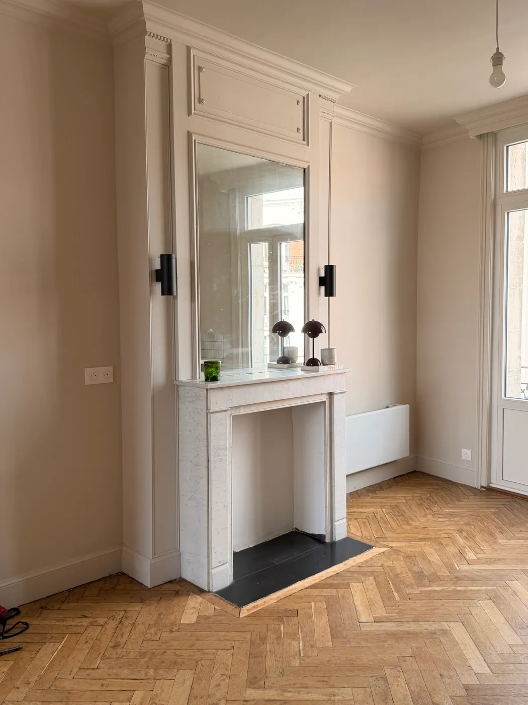 Le séjour rénové - cheminée en marbre restaurée, moulures d'origine et parquet en point de Hongrie