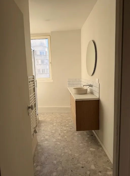 La nouvelle cuisine sur mesure - plan de travail clair et façades bois
