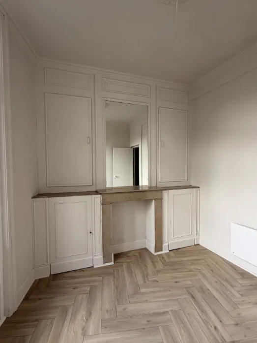 La salle de bain rénovée - vasque ronde, miroir rétroéclairé et faïence à listels