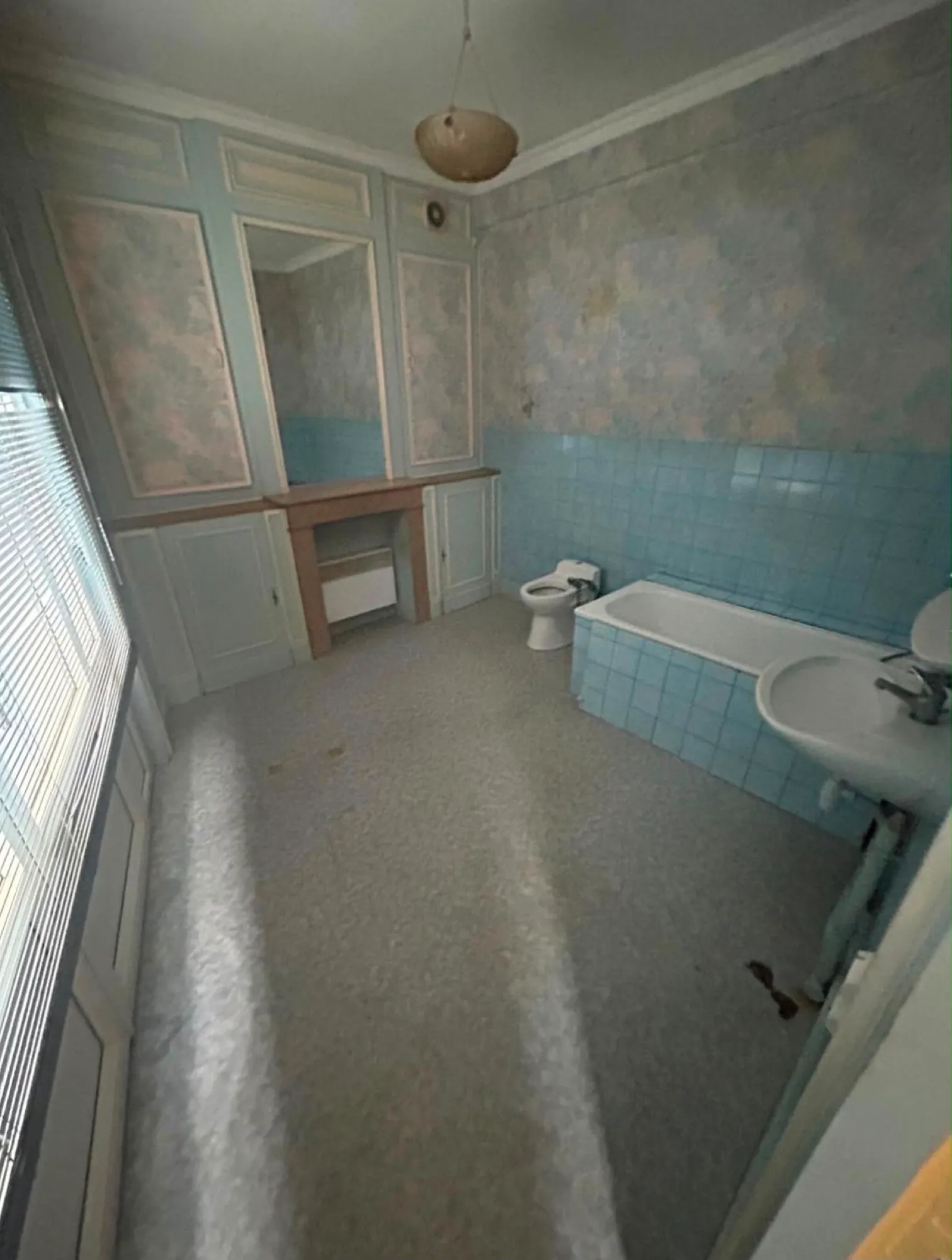 L'ancienne salle de bain avant travaux - faïence bleue et sanitaires à remplacer