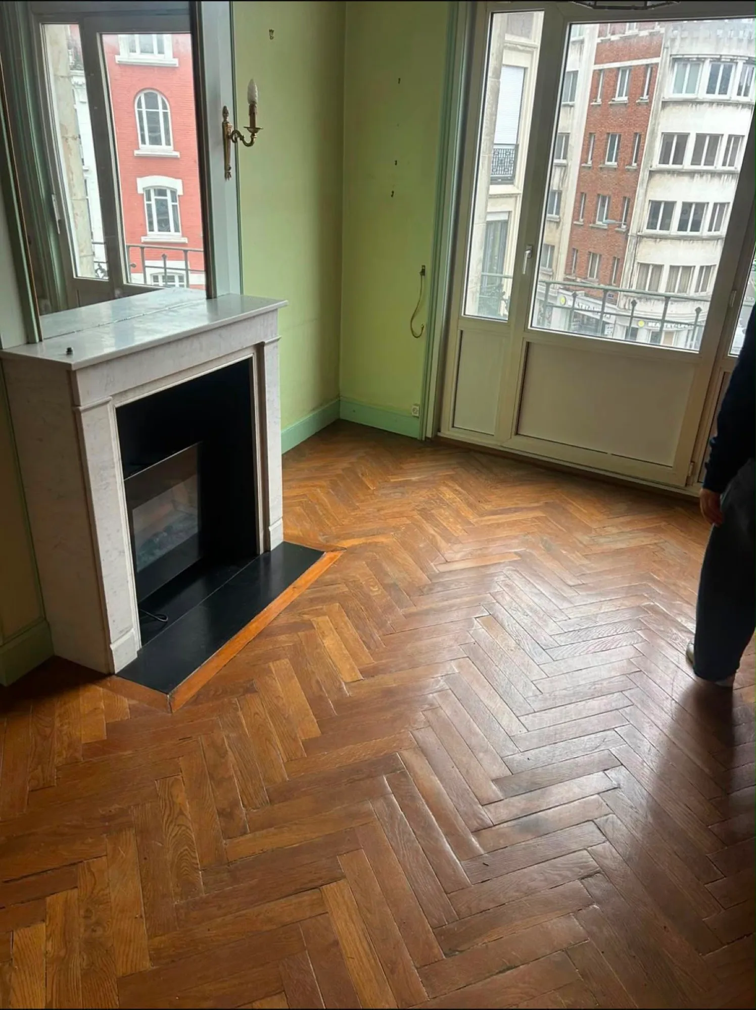 Le séjour avant travaux - murs verts et cheminée en marbre à restaurer, parquet en point de Hongrie