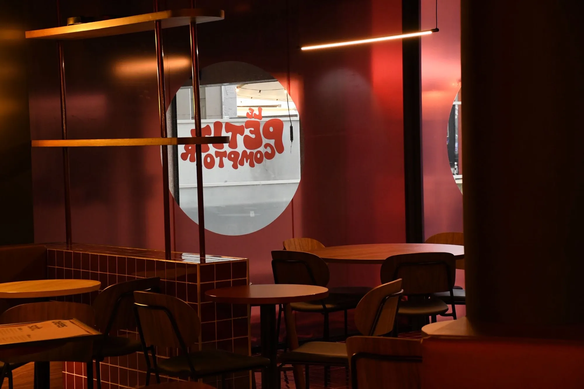 Salle du bar Le Petit Comptoir à Lille - ambiance chaleureuse et faïence sombre