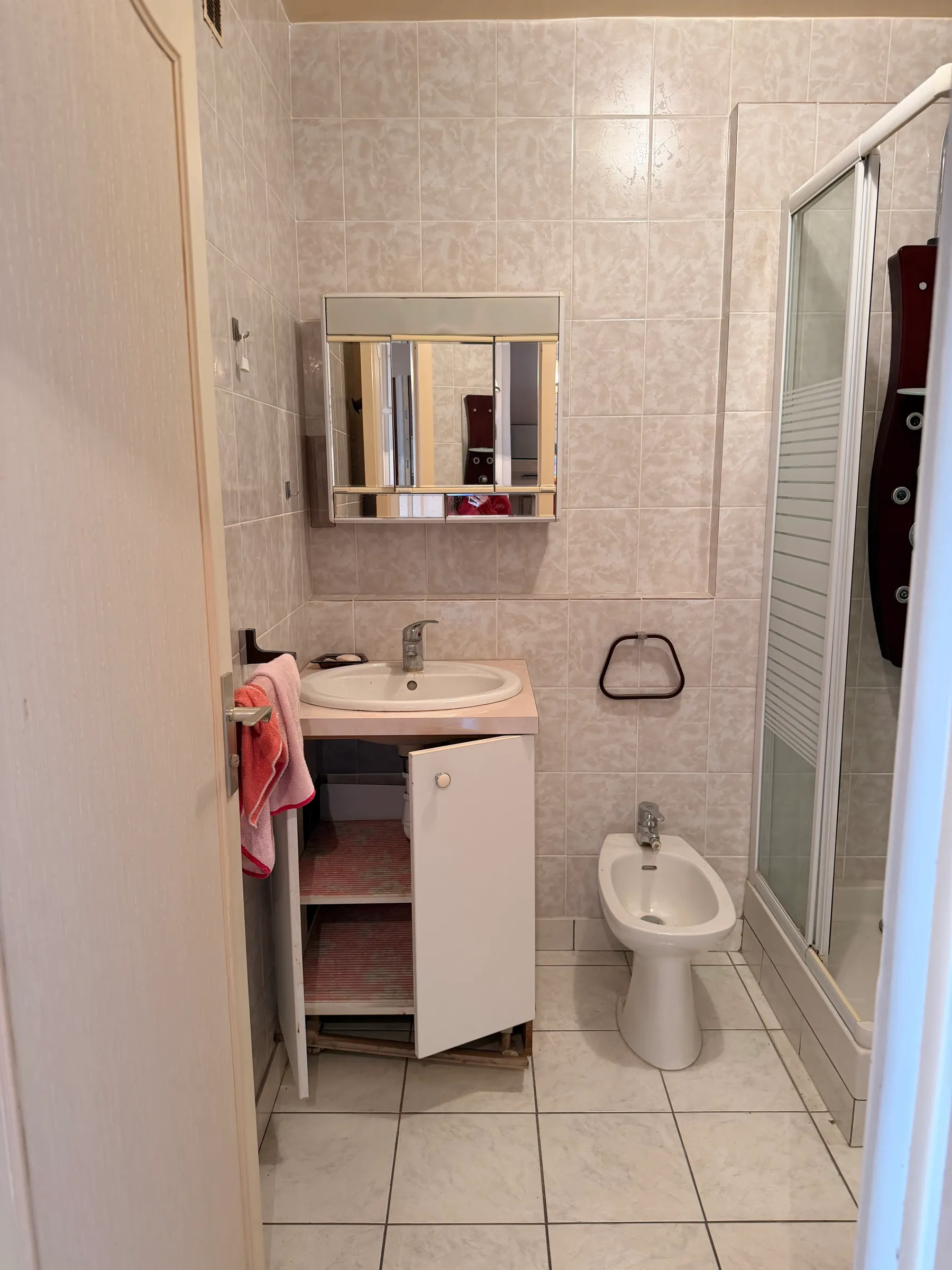 La salle de bain avant travaux - carrelage et mobilier d'origine