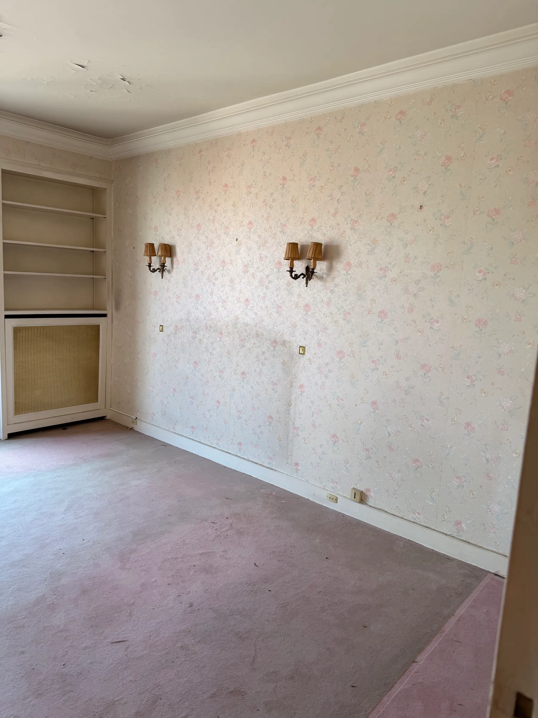 Une chambre avant travaux - papier peint fleuri et appliques d'époque