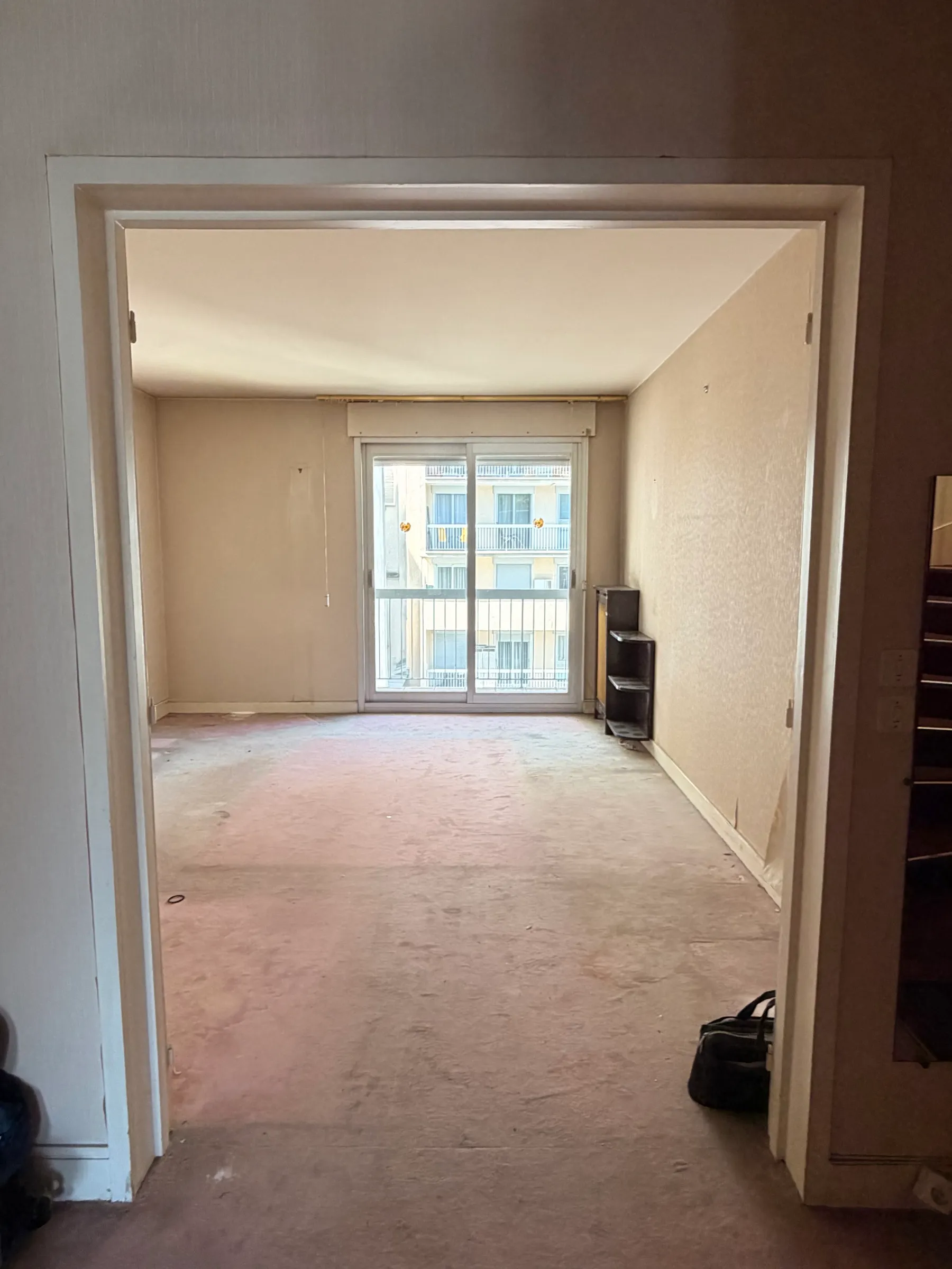 Situé dans le 11ème arrondissement de Paris, cet appartement des années 60 de 50m2.